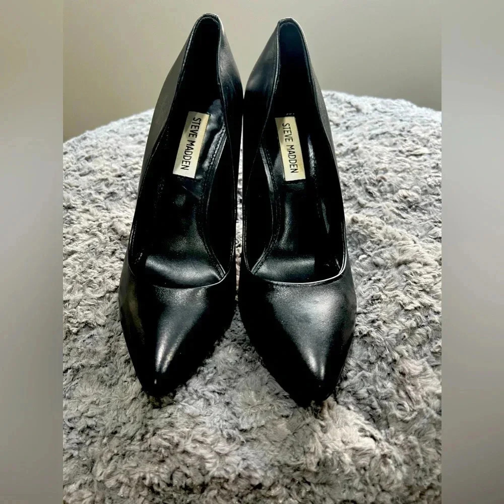Steve Madden Black Pumps